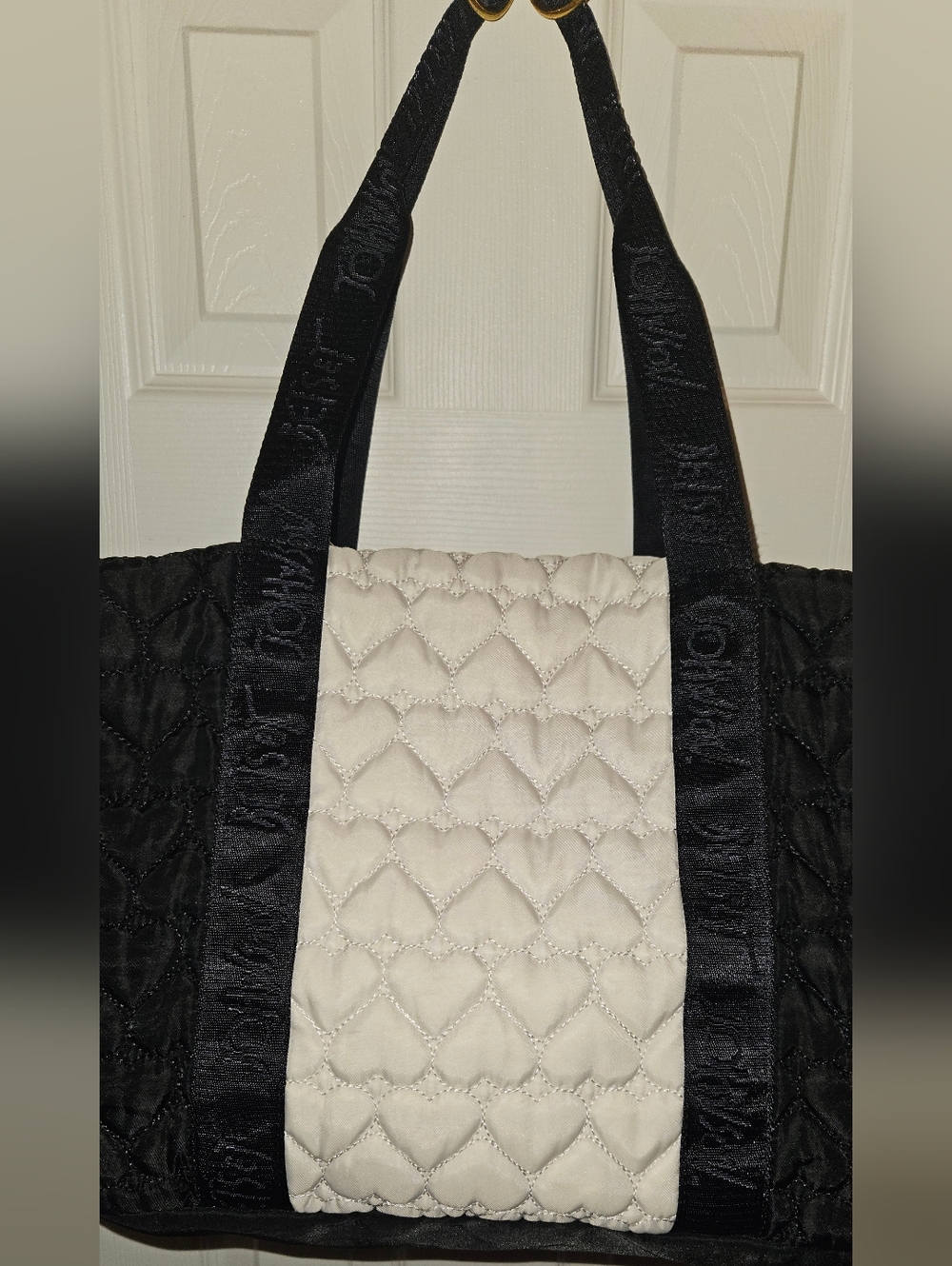 Betsey Johnson Quilted w/Heart Shaped Pattern Black & White Weekende/Travel Bag - Picture 2 of 16